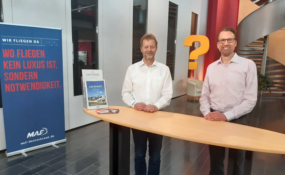 Klaus Mehler im Gespräch mit dem Redakteur Marcel Wieland im Fernsehstudio
