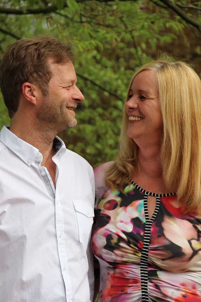 Klaus und Dagmar Mehler im Freien, beide mit erhobenen Daumen